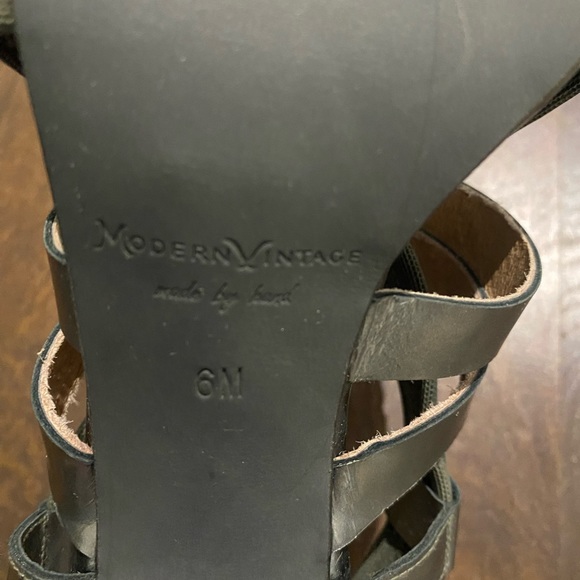 Size 6 modern vintage silver shoes - Picture 2 of 4